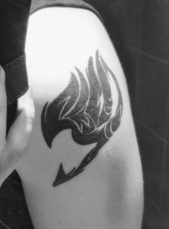xăm logo fairy tail trên bắp tay