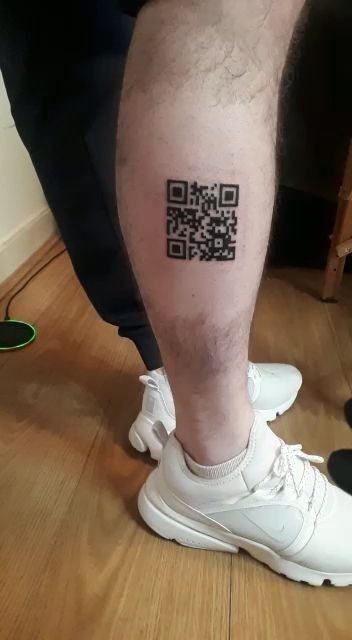 xăm mã qr độc đáo trên bắp chân