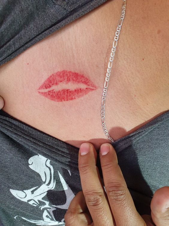 xăm nụ hôn trước ngực cho anh khách xăm nụ hôn trước ngực cho anh khách