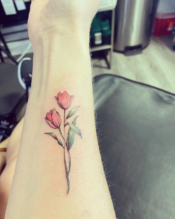xăm tulip trên cổ tay tạo sự thanh lịch trên cơ thể