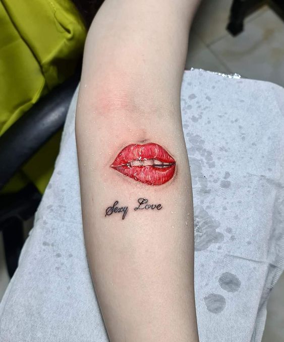 ý tưởng tattoo thể hiện quyến rũ kèm chữ cho nữ