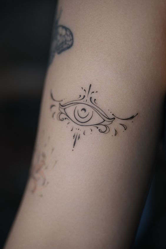 ý tưởng tattoo con mắt mini cách điệu