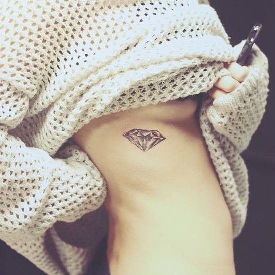 ý tưởng tattoo kim cương trên sườn ngực