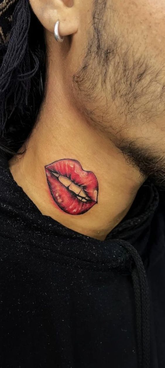 ý tưởng tattoo nụ hôn độc đáo trên cổ ý tưởng tattoo nụ hôn độc đáo trên cổ