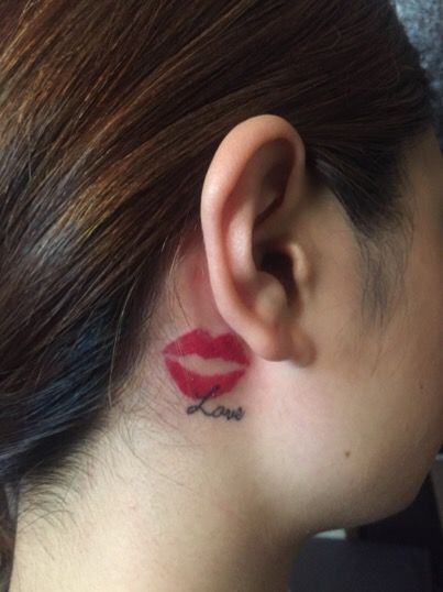 ý tưởng tattoo vết son kèm chữ sau tai