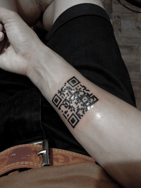 ý tưởng xăm mã qr trên cổ tay