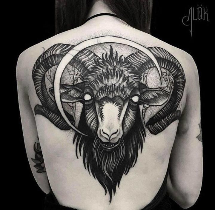 bắt mắt với mẫu tattoo đầu dê kín lưng