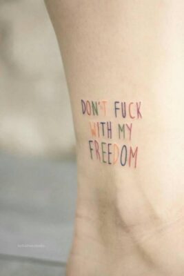 bộc lộ cá tính của bản thân với mẫu xăm chữ ở chân