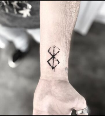 cổ tay được xăm mẫu biểu tượng chữ rune