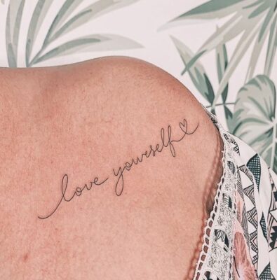 cuốn hút với mẫu tattoo chữ love trên vai