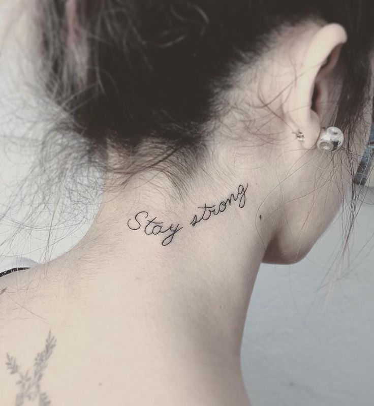 cuốn hút với mẫu tattoo stay strong sau gáy