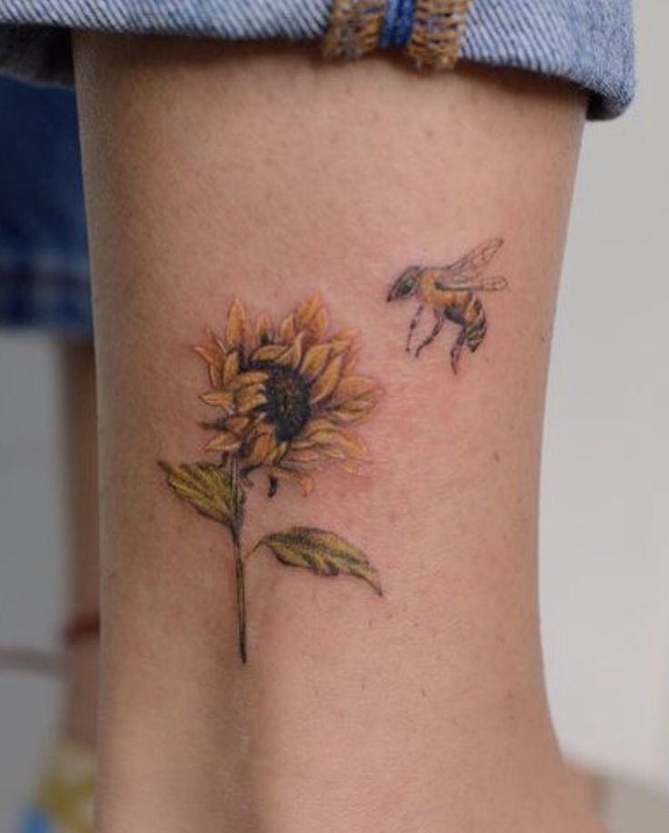 đẹp mắt với kiểu tattoo ong trên cổ chân