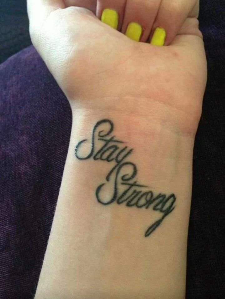 điểm nhấn cổ tay với mẫu tattoo stay strong