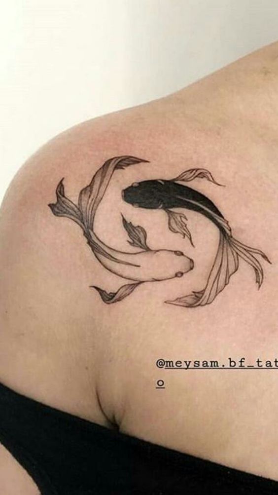 điểm nhấn trên vai với mẫu tattoo cá chép độc đáo