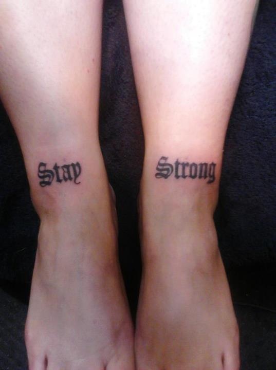 độc đáo mẫu chữ stay strong xăm trên cổ chân