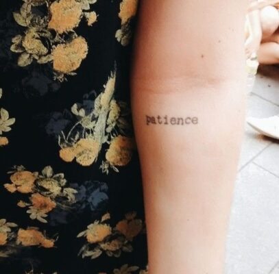 đơn giản với kiểu tattoo chữ patience ở cẳng tay