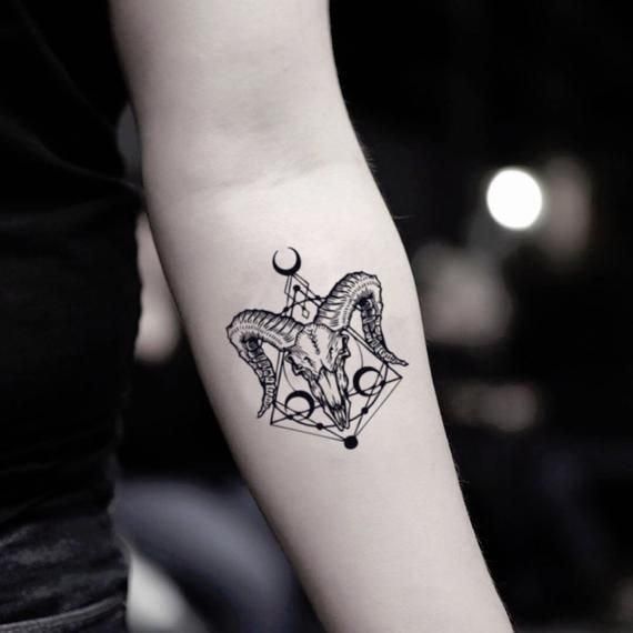 đơn giản với mẫu tattoo đầu dê ở cẳng tay