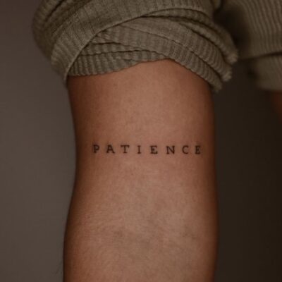 hình tattoo bắp tay mẫu chữ patience đơn giản