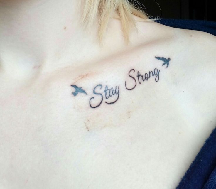 hình tattoo chữ stay strong ở xương quai xanh