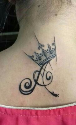 hình tattoo chữ trên lưng cực kỳ ấn tượng