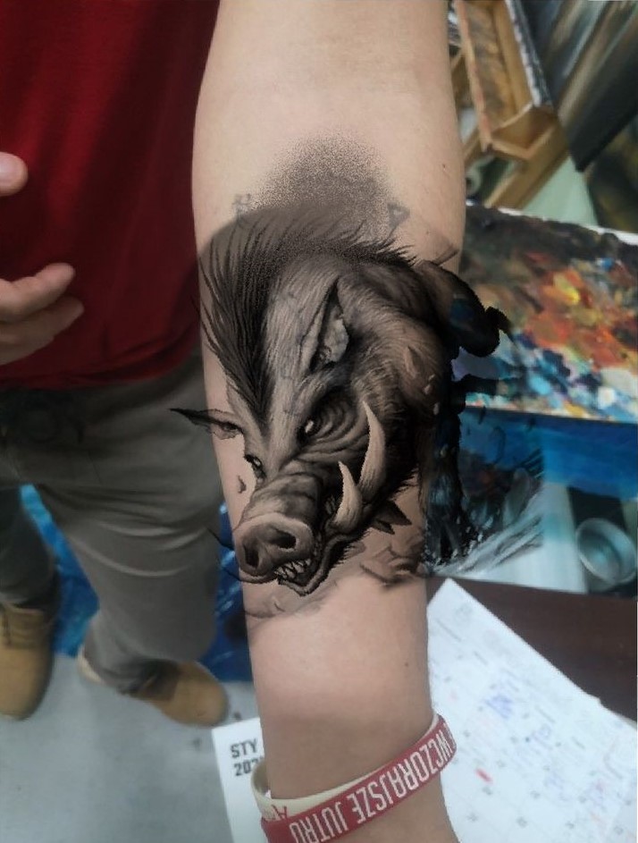 hình tattoo heo rừng trên cẳng tay