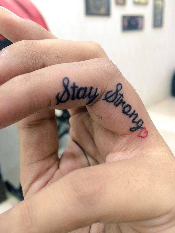 hình tattoo kẽ ngón tay mẫu chữ stay strong