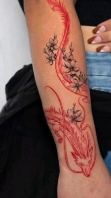 hình tattoo rồng đỏ quấn quanh cổ tay