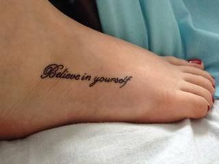 xăm chữ believe in yourself cho nữ ở bàn chân