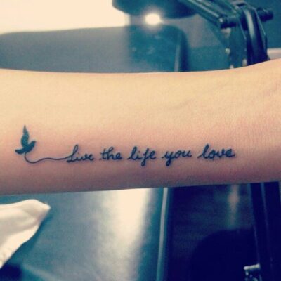 hình xăm chữ live the life you love ở tay