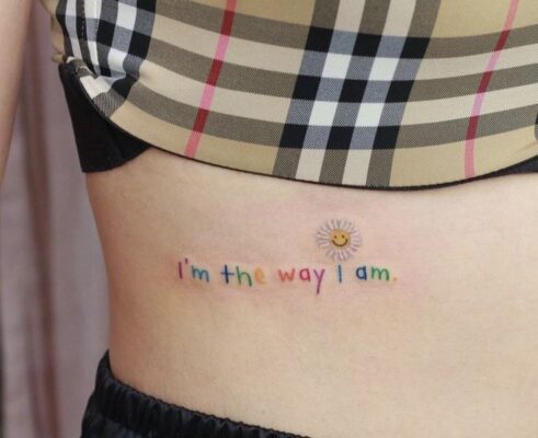 hình xăm chữ nhiều màu ở eo