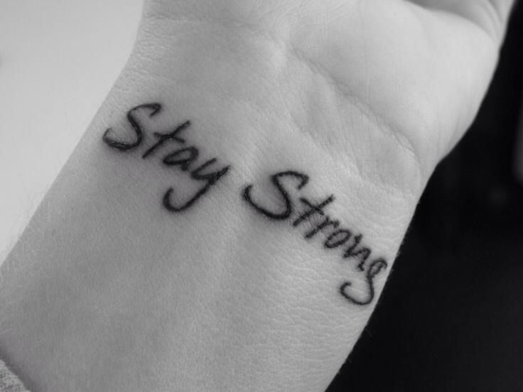 hình xăm chữ stay strong trên cổ tay