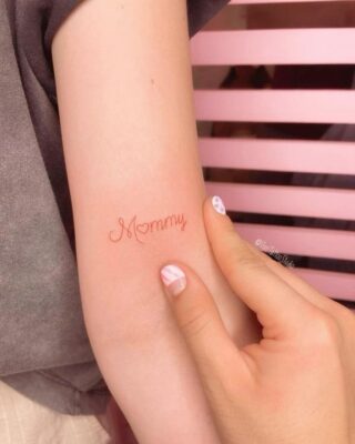 hình xăm màu chi tiết chữ mommy