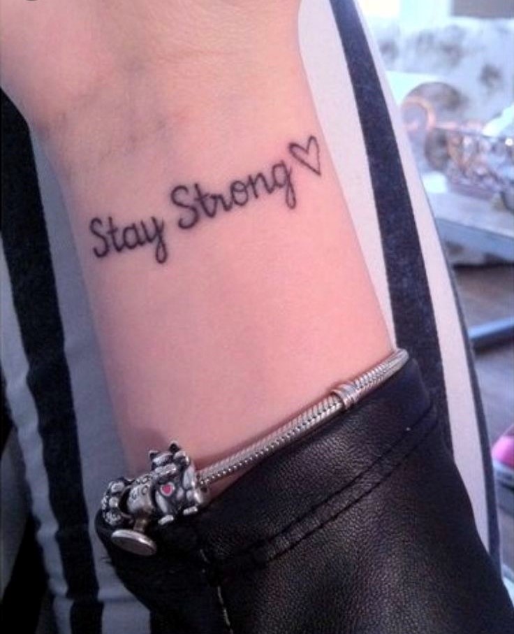 hút mắt với kiểu xăm cổ tay chữ stay strong