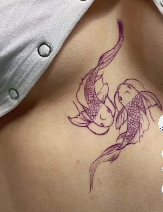 hút mắt với mẫu tattoo cá chép xăm giữa ngực