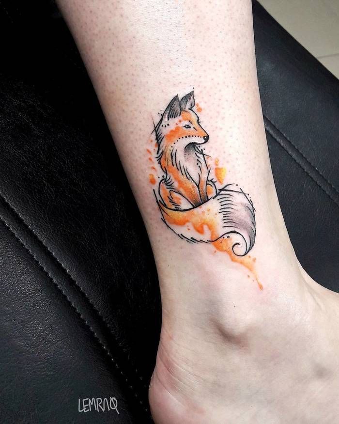 hút mắt với mẫu tattoo cáo trên cổ chân