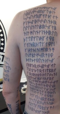 kiểu tattoo bảng cổ ngữ rune kín nửa lưng