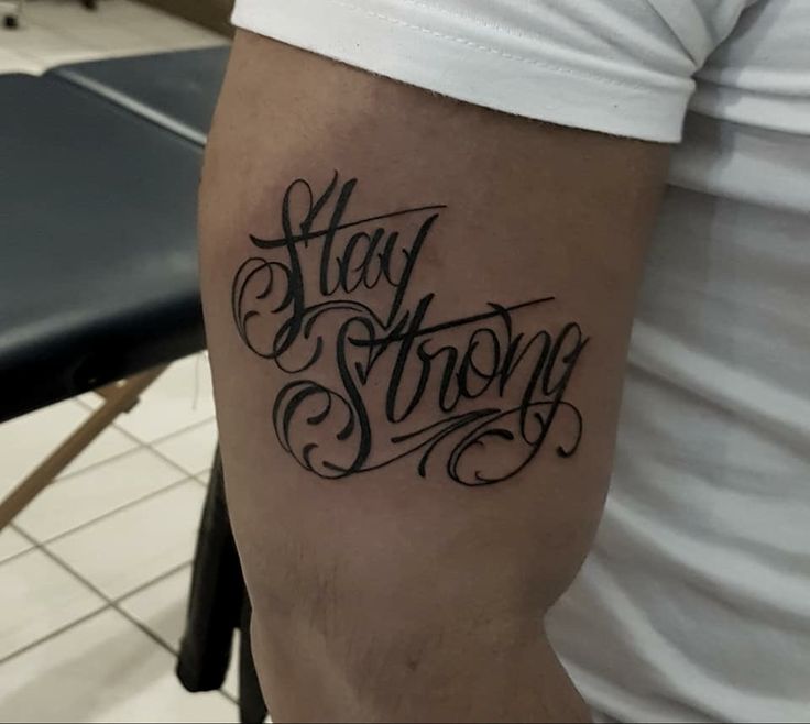 kiểu tattoo bắp tay mẫu chữ stay strong