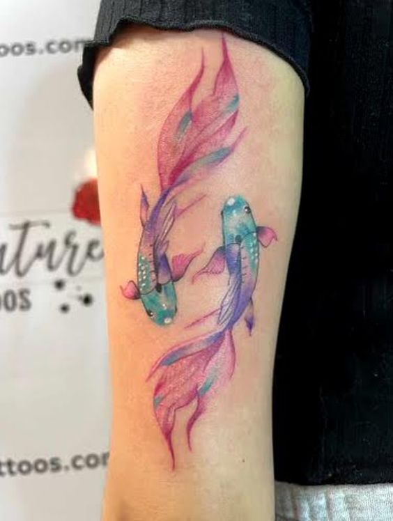 kiểu tattoo cá chép đôi nổi bật trên bắp tay