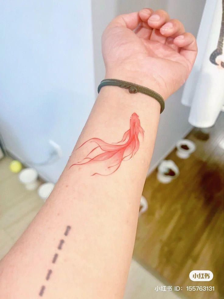 kiểu tattoo cá vàng ở cổ tay