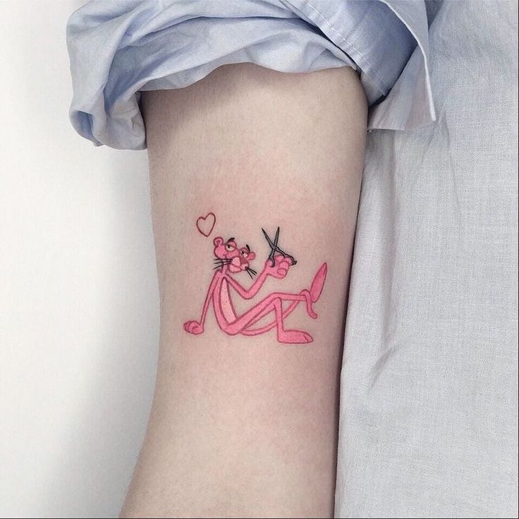 kiểu tattoo chú báo hồng cute trên bắp tay