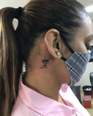 kiểu tattoo chữ độc đáo nổi bật sau mang tai