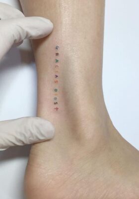 kiểu tattoo chữ siêu mini dọc cổ chân