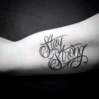 kiểu tattoo chữ strong ở bắp tay