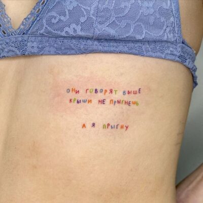 kiểu tattoo dòng chữ nhiều màu theo yêu cầu