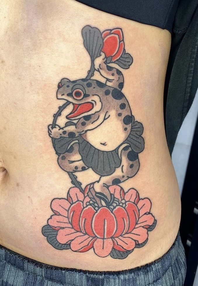 kiểu tattoo ếch độc đáo ở bụng