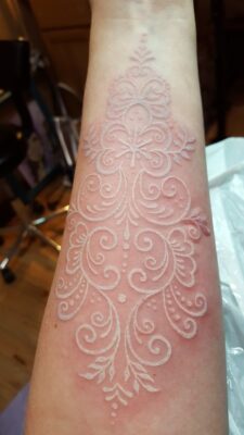 kiểu tattoo hoa văn trắng mới mẻ và độc đáo