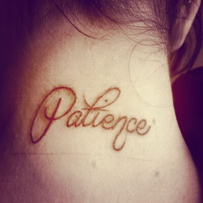 kiểu tattoo sau gáy mẫu chữ patience