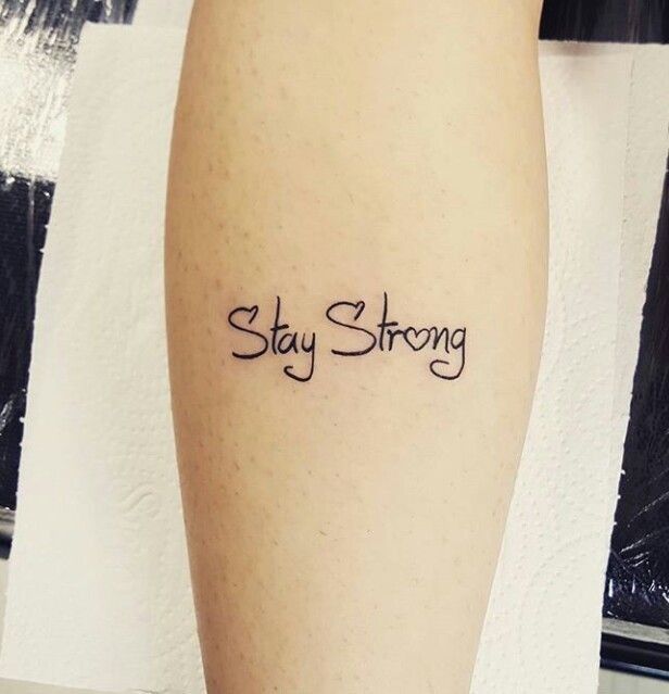 kiểu xăm cẳng chân mẫu chữ stay strong