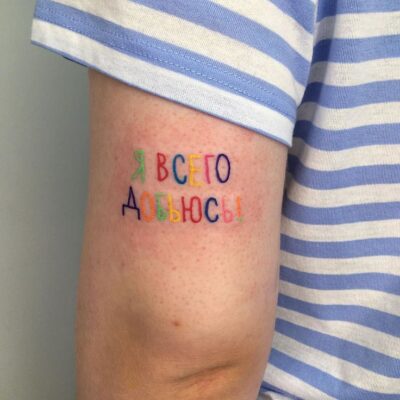 kiểu xăm chữ ở bắp tay cực nổi bật