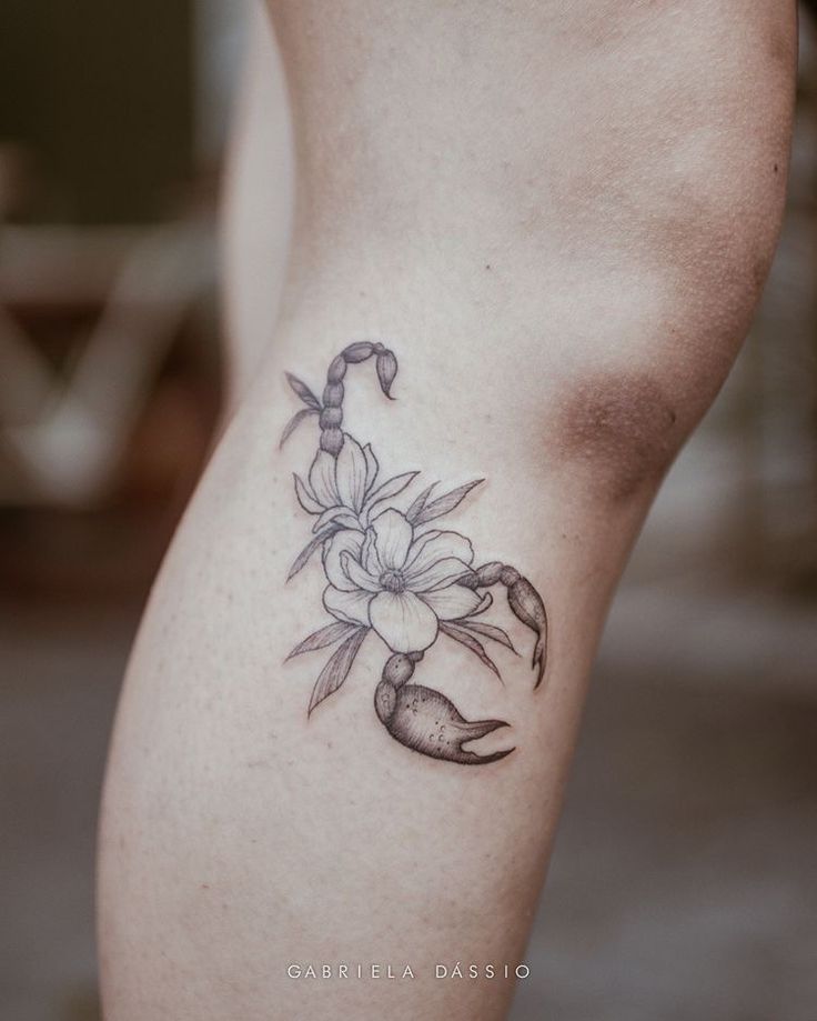 kiểu xăm tattoo bông hoa bọ cạp